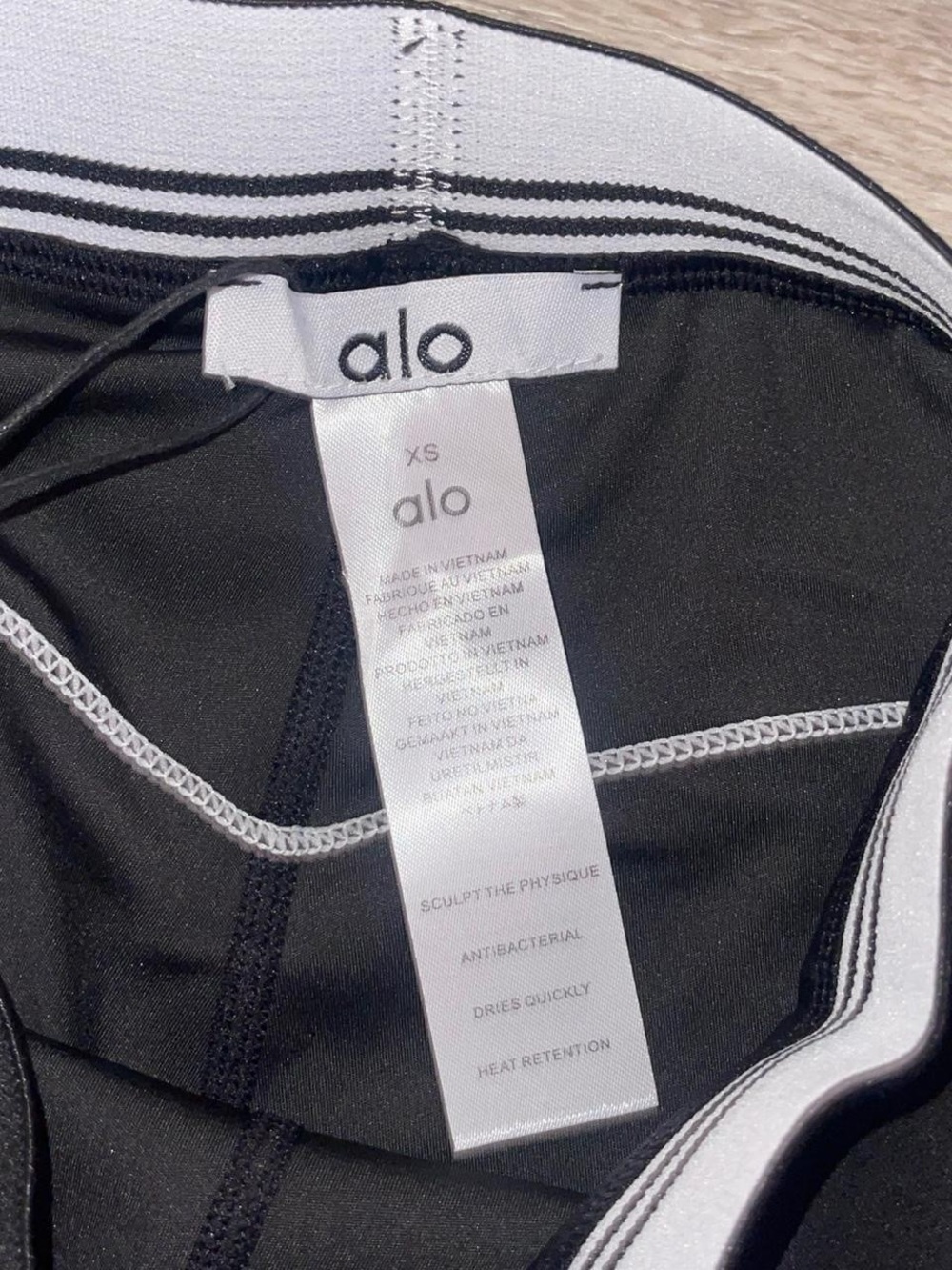 Alo Yoga Black Airbrush Heart Throb Set Bra & Leggings - Picture 4 of 4